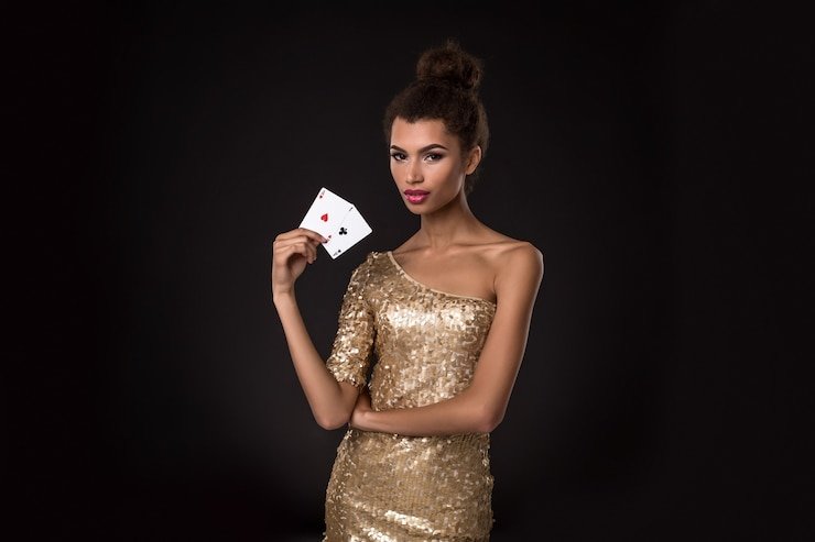 Pengguna membaca kode promo di mobile